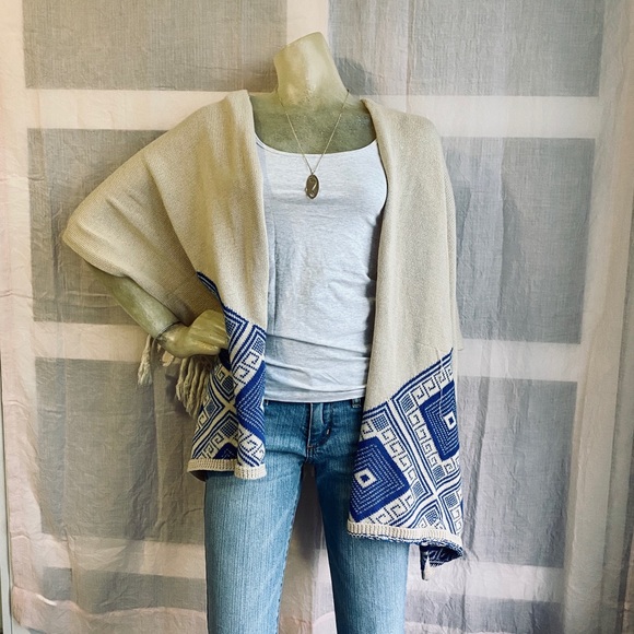 Cream & Blue Poncho/Shaw - Picture 1 of 3